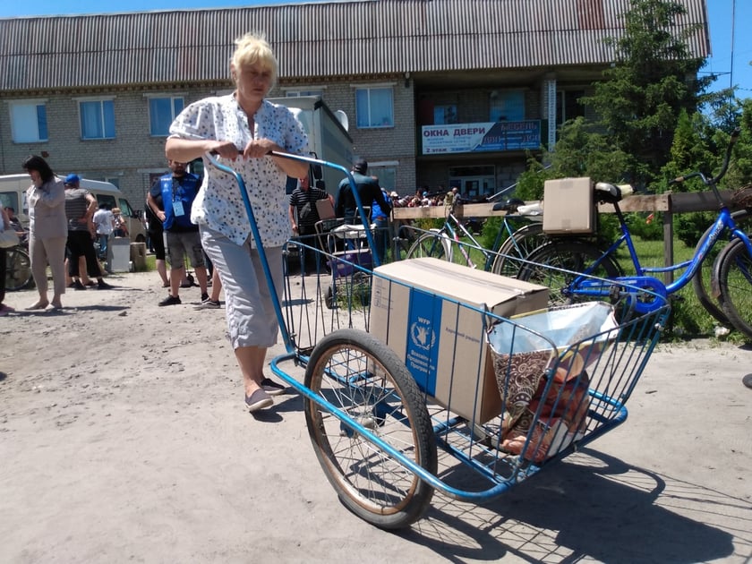 Ludzie, kt&oacute;rzy otrzymali paczki żywnościowe w Iziumie