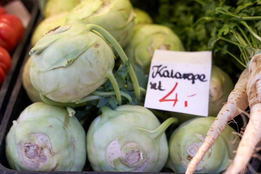 Ceny warzyw i owoców w Hali Targowej i w warzywniakach w centrum Wrocławia