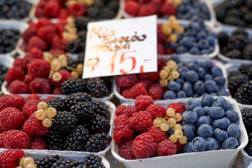 Ceny warzyw i owoców w Hali Targowej i w warzywniakach w centrum Wrocławia