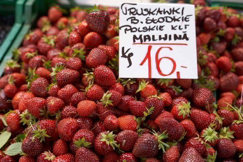 Ceny warzyw i owoców w Hali Targowej i w warzywniakach w centrum Wrocławia