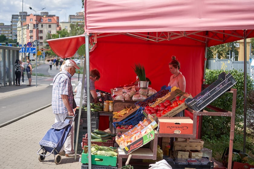 Ceny warzyw i owoców w Hali Targowej i w warzywniakach w centrum Wrocławia