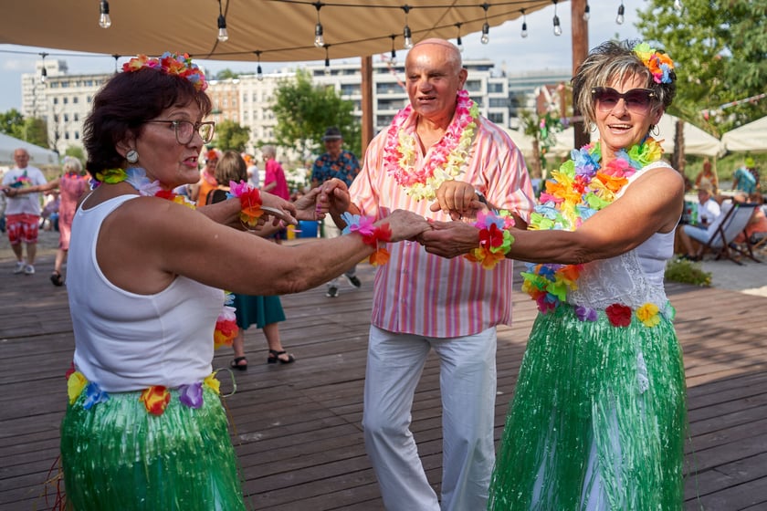 Hawajska potańcówka seniorów w Porcie Węglowym