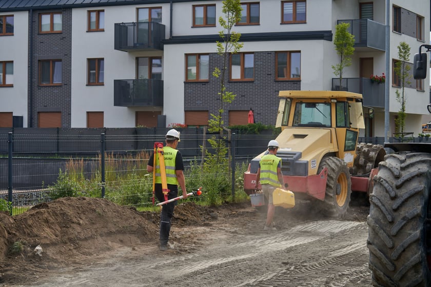 Nowa droga (Lutosławskiego) i przebudowywana Asfaltowa