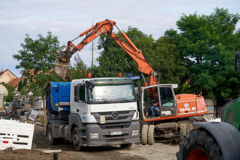 Nowa droga (Lutosławskiego) i przebudowywana Asfaltowa