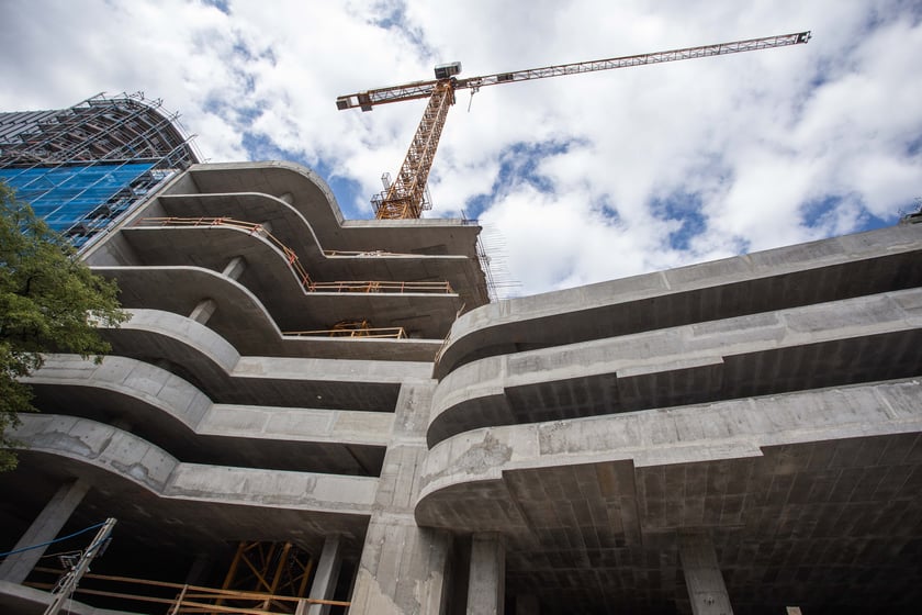 Trwająca budowa biurowców i budynków mieszkalnych w kompleksie Quorum