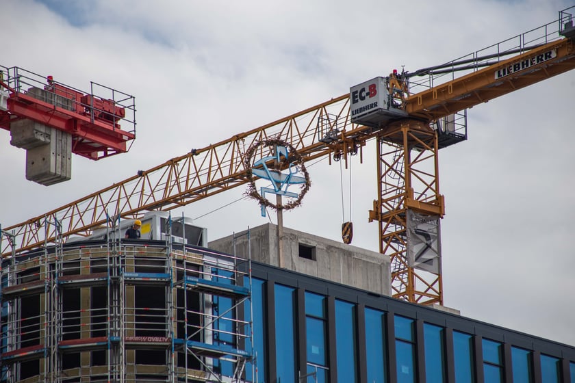 Trwająca budowa biurowców i budynków mieszkalnych w kompleksie Quorum
