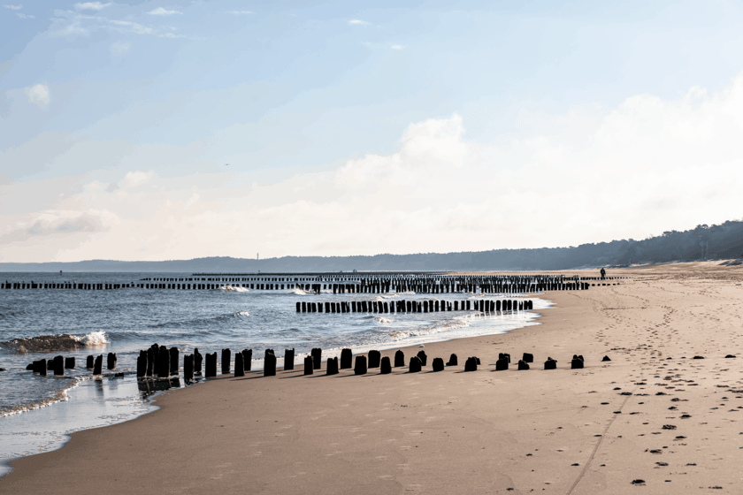 W Helu zmierzamy wzdłuż wybrzeża Bałtyku na zach&oacute;d i zatrzymujemy się w Ustce. Jest tam zabytkowa latarnia morska, dwa kąpieliska, a samo miasto ma portowy i uzdrowiskowy charakter. Można podleczyć nerwy, serce, drogi oddechowe i wyregulować ciśnienie. Pełen relaks.
Odprężyć można się już w pociągu TLK, kt&oacute;ry z Wrocławia do Ustki jedzie 6,5 godziny. Odjazd o 00:25.
