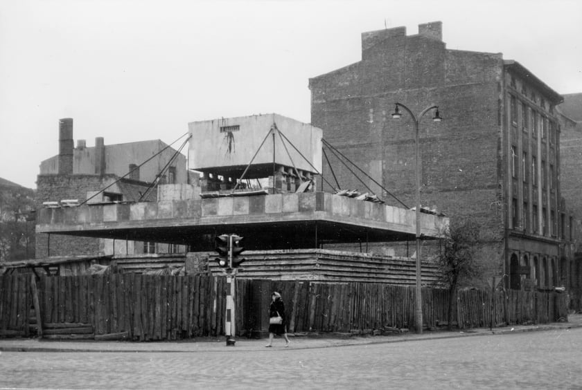 Tak powstawał Trzonolinowiec. Budynek został zaprojektowany przez Jacka Burzyńskiego i Andrzeja Skorupę. zdjęcie z lat 60. XX w.&nbsp;