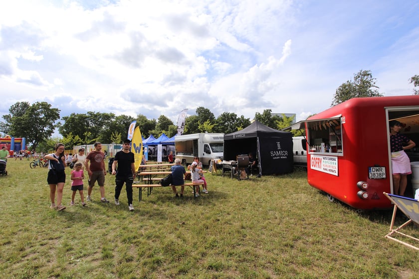 Piknik z okazji otwarcia kładki pieszo-rowerowej nad Ślęzą