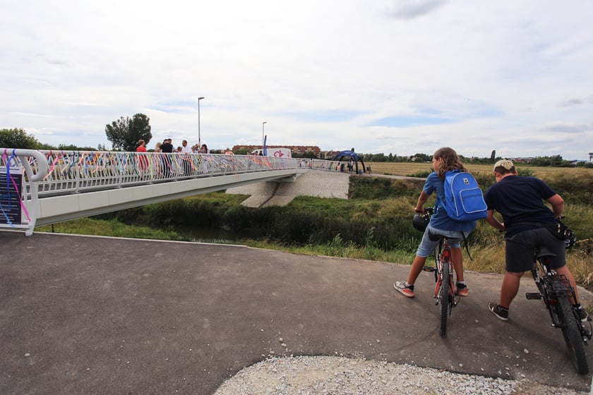 Piknik z okazji otwarcia kładki pieszo-rowerowej nad Ślęzą