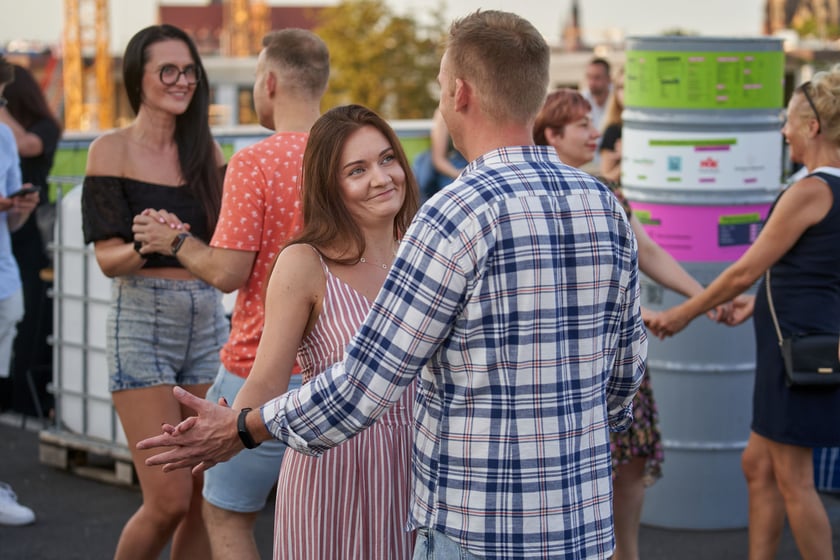 Uczestnicy potańcówki. Rozgrzewające rytmy latino i bachata na szczycie Galerii Dominikańskiej [ZDJĘCIA]