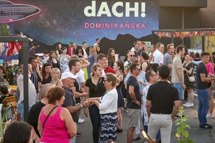 Uczestnicy potańcówki. Rozgrzewające rytmy latino i bachata na szczycie Galerii Dominikańskiej [ZDJĘCIA]