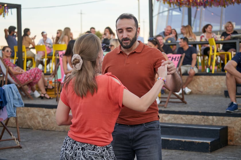 Uczestnicy potańcówki. Rozgrzewające rytmy latino i bachata na szczycie Galerii Dominikańskiej [ZDJĘCIA]