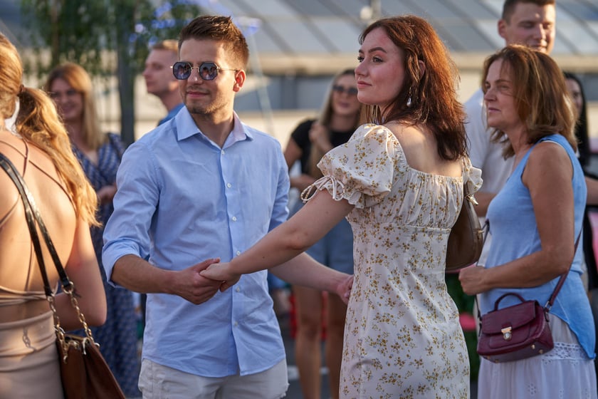 Uczestnicy potańcówki. Rozgrzewające rytmy latino i bachata na szczycie Galerii Dominikańskiej [ZDJĘCIA]