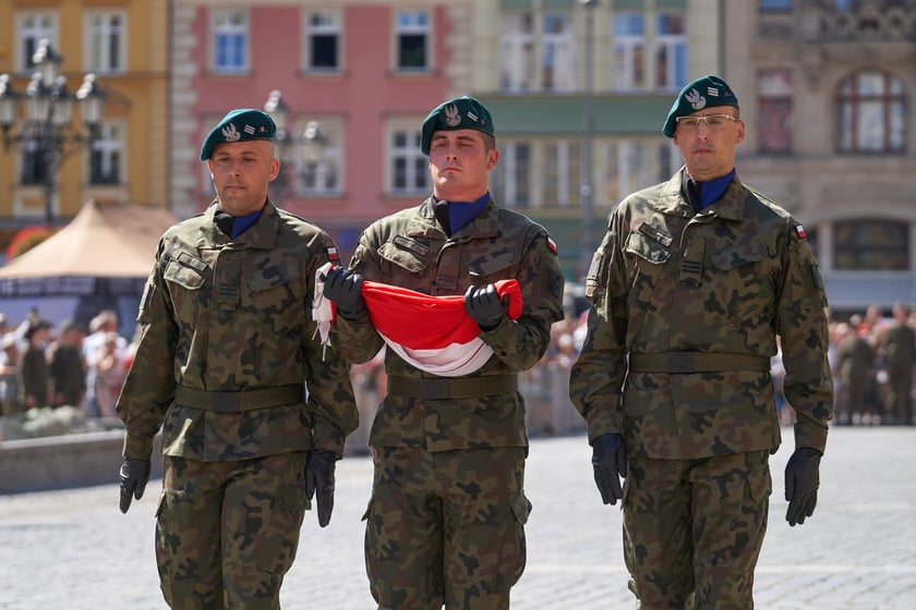 Uroczystości Święta Wojska Polskiego na wrocławskim rynku