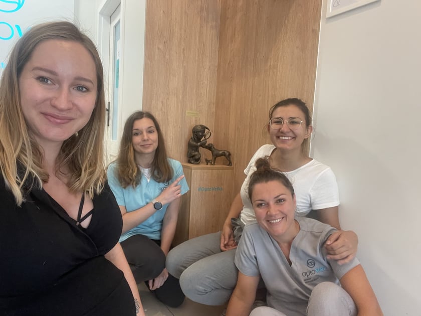 Odsłonięcie krasnala Optovetki w przychodni weterynarynej przy al. Poprzecznej we Wrocławiu