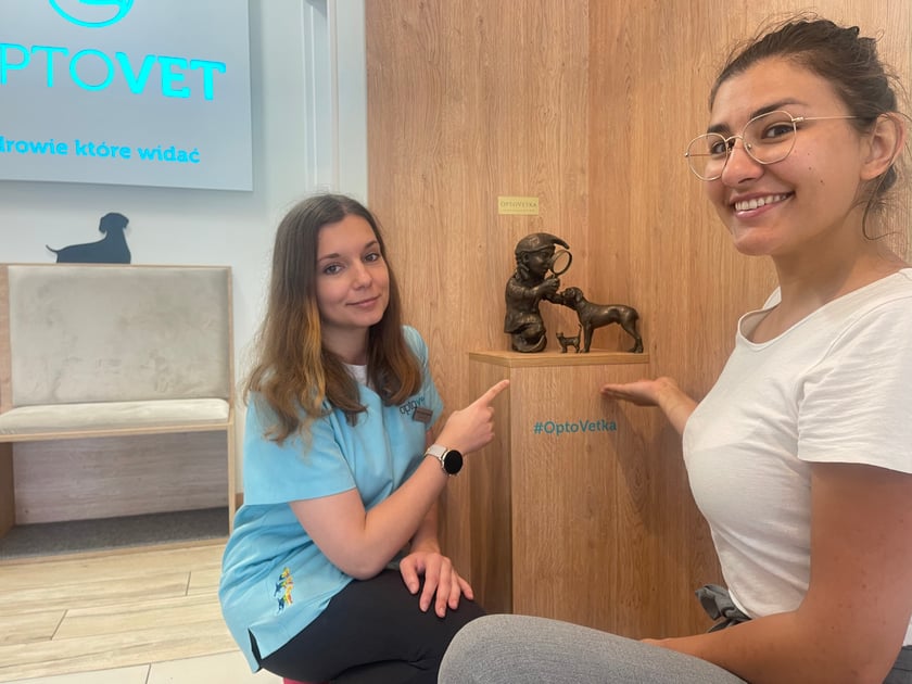 Odsłonięcie krasnala Optovetki w przychodni weterynarynej przy al. Poprzecznej we Wrocławiu
