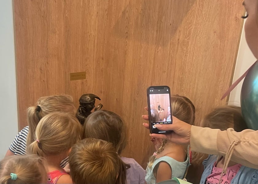 Odsłonięcie krasnala Optovetki w przychodni weterynarynej przy al. Poprzecznej we Wrocławiu