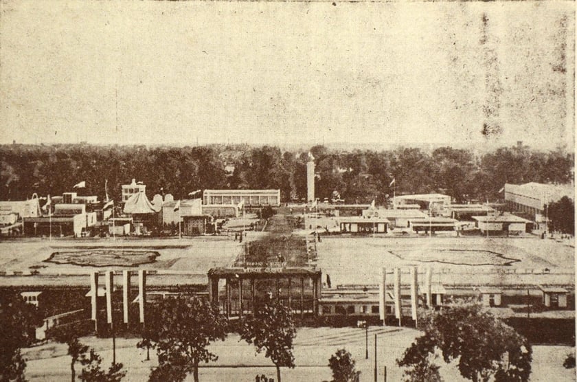 Trudno w to uwierzyć, ale tak wyglądał teren wrocławskiego ZOO w czasie prezentacji WZO. Tuż za brama Konwiarza umieszczono dwa pokryte kwiatami klomby z konturami Polski.