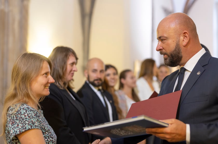 Ślubowanie i wręczenie aktów nadania stopnia awansu zawodowego nauczyciela mianowanego z udziałem prezydenta Wrocławia Jacka Sutryka