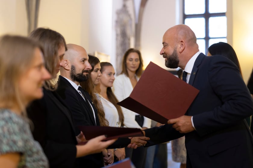Ślubowanie i wręczenie aktów nadania stopnia awansu zawodowego nauczyciela mianowanego z udziałem prezydenta Wrocławia Jacka Sutryka