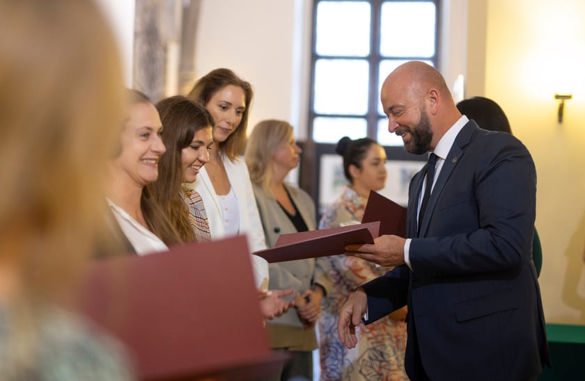 Ślubowanie i wręczenie aktów nadania stopnia awansu zawodowego nauczyciela mianowanego z udziałem prezydenta Wrocławia Jacka Sutryka