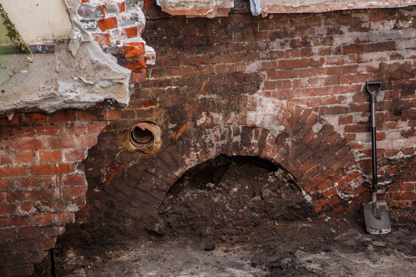 Miejsce po dawnym pubie Kalogr&oacute;dek. Nieopodal znaleziono pozostałości po jednej z największych i najstarszych w Europie synagog