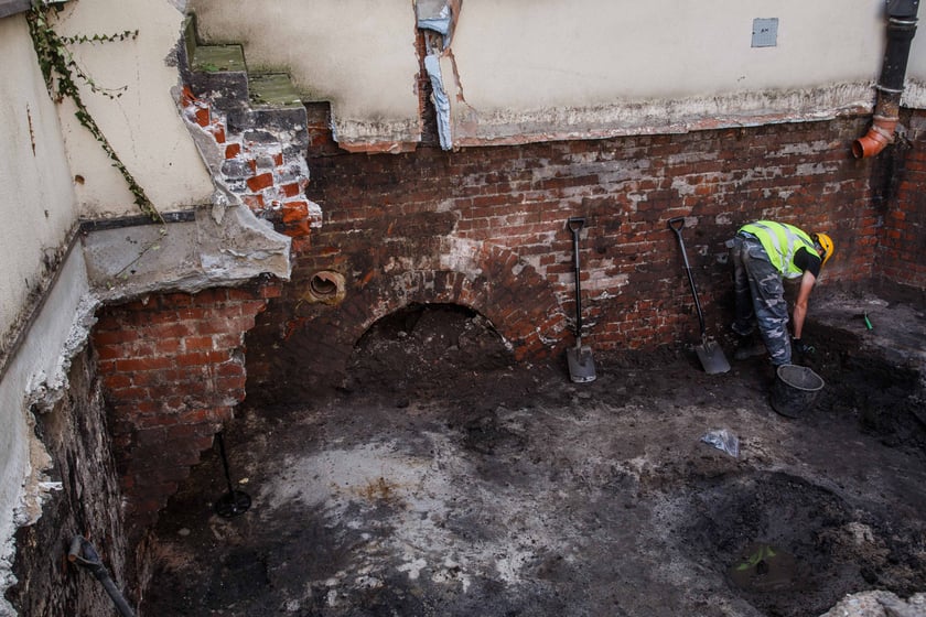 Miejsce po dawnym pubie Kalogr&oacute;dek. Nieopodal znaleziono pozostałości po jednej z największych i najstarszych w Europie synagog