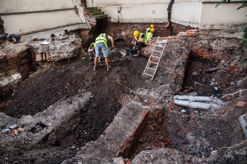 Miejsce po dawnym pubie Kalogr&oacute;dek. Nieopodal znaleziono pozostałości po jednej z największych i najstarszych w Europie synagog