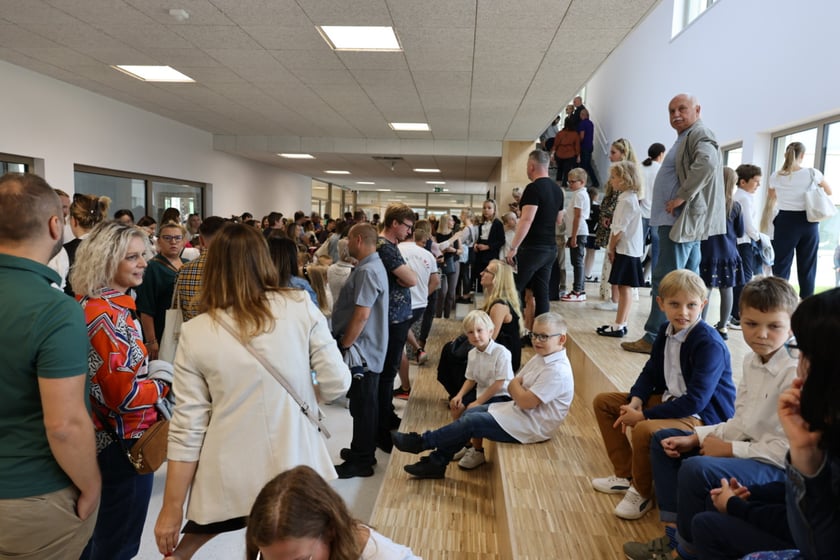 Rozpoczęcie roku szkolnego w nowej szkole przy ul. Asfaltowej we Wrocławiu