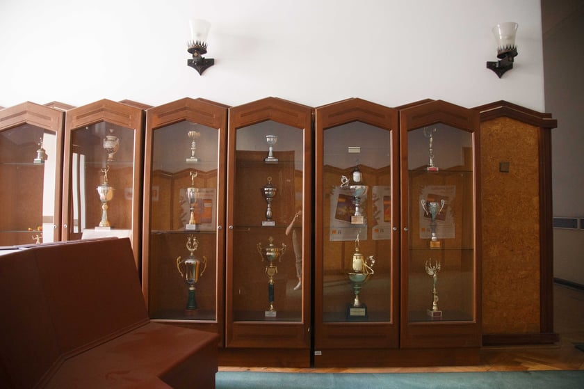 Gmach siedziby Dyrekcji Okręgu Telekomunikacji i Poczty Polskiej przy ul. Powstańców Śląskich 134-138. Budynek był wystawiony przez Orange na sprzedaż za blisko 40 mln zł.