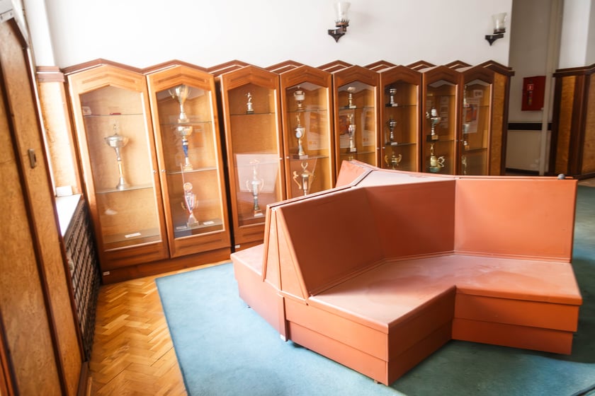 Gmach siedziby Dyrekcji Okręgu Telekomunikacji i Poczty Polskiej przy ul. Powstańców Śląskich 134-138. Budynek był wystawiony przez Orange na sprzedaż za blisko 40 mln zł.