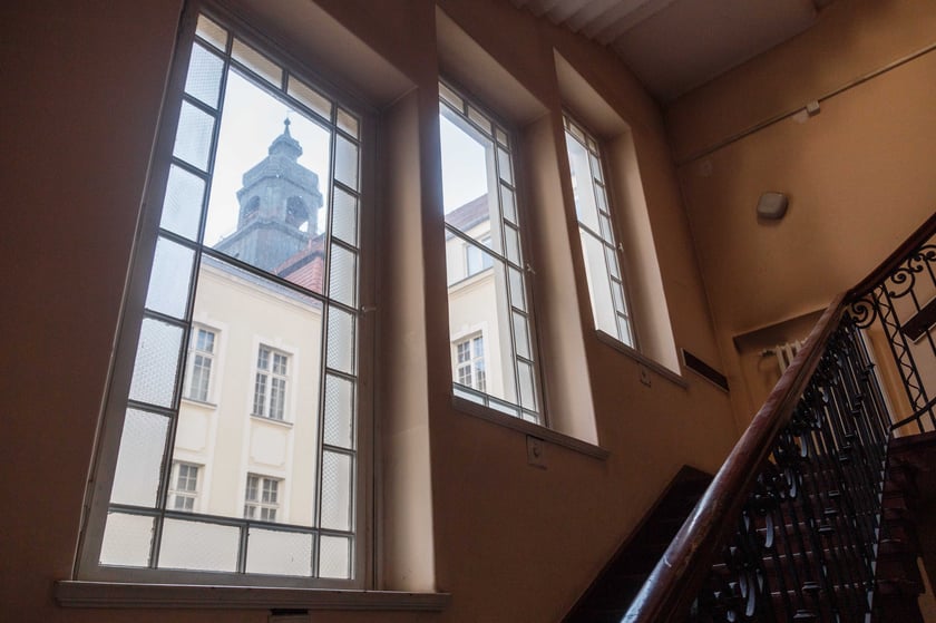 Gmach siedziby Dyrekcji Okręgu Telekomunikacji i Poczty Polskiej przy ul. Powstańców Śląskich 134-138. Budynek był wystawiony przez Orange na sprzedaż za blisko 40 mln zł.