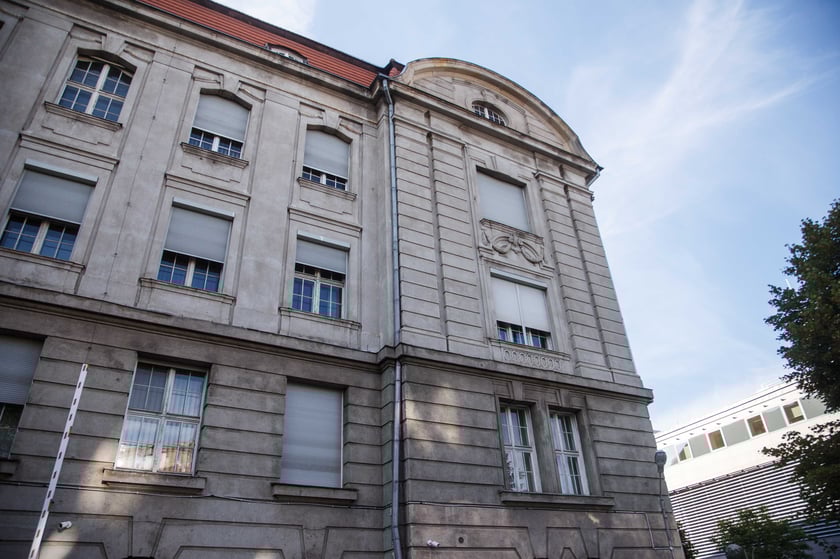 Gmach siedziby Dyrekcji Okręgu Telekomunikacji i Poczty Polskiej przy ul. Powstańców Śląskich 134-138. Budynek był wystawiony przez Orange na sprzedaż za blisko 40 mln zł.