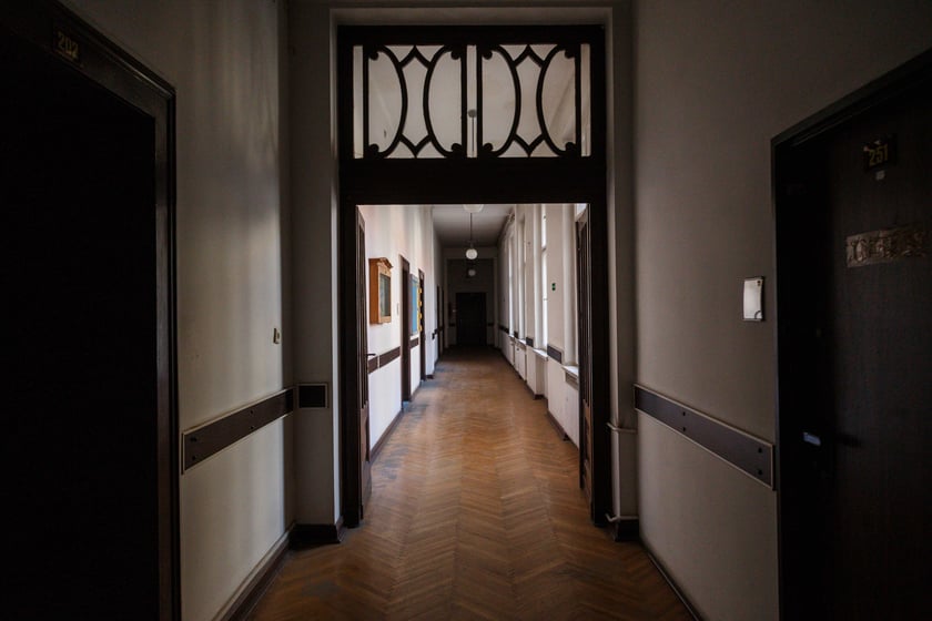 Gmach siedziby Dyrekcji Okręgu Telekomunikacji i Poczty Polskiej przy ul. Powstańców Śląskich 134-138. Budynek był wystawiony przez Orange na sprzedaż za blisko 40 mln zł.