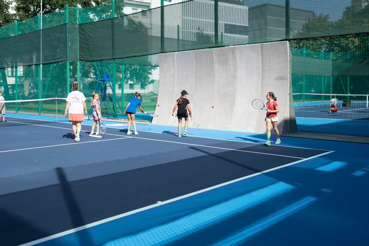 Piknik sportowy przy ulicy Trwałej z okazji udostępnia mieszkańcom nowych kort&oacute;w tenisowych