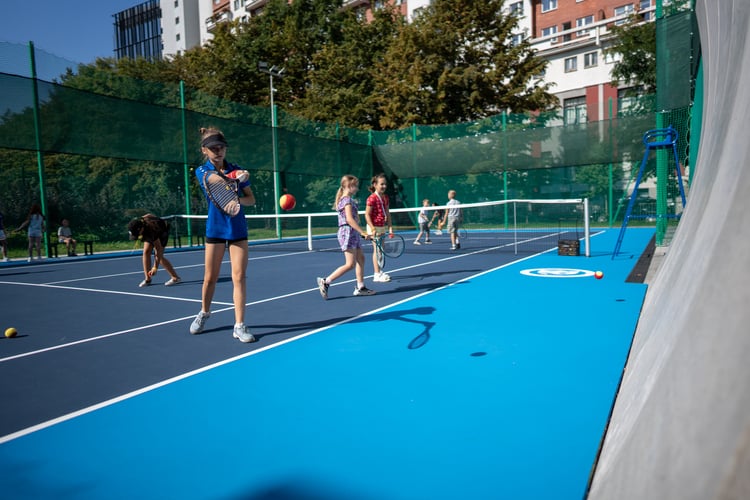 Piknik sportowy przy ulicy Trwałej z okazji udostępnia mieszkańcom nowych kort&oacute;w tenisowych