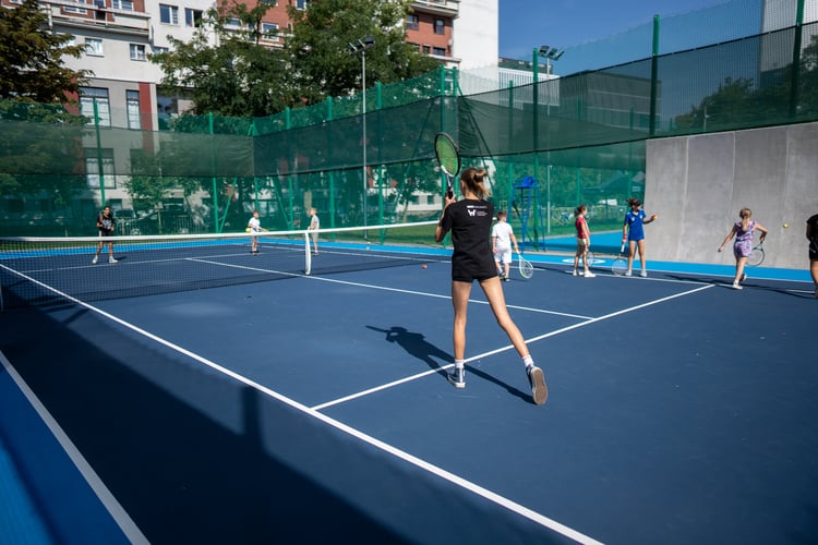Piknik sportowy przy ulicy Trwałej z okazji udostępnia mieszkańcom nowych kort&oacute;w tenisowych