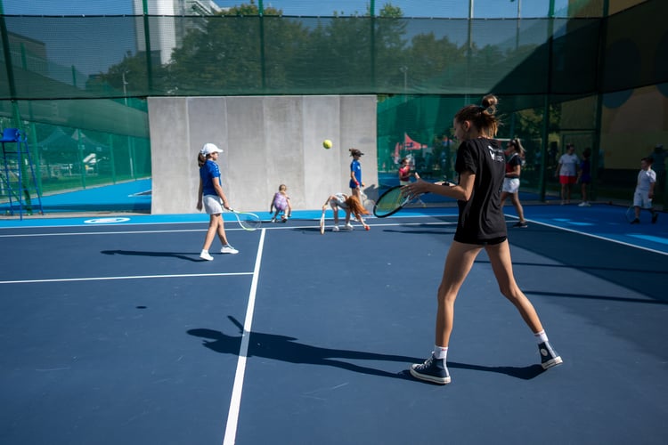 Piknik sportowy przy ulicy Trwałej z okazji udostępnia mieszkańcom nowych kort&oacute;w tenisowych