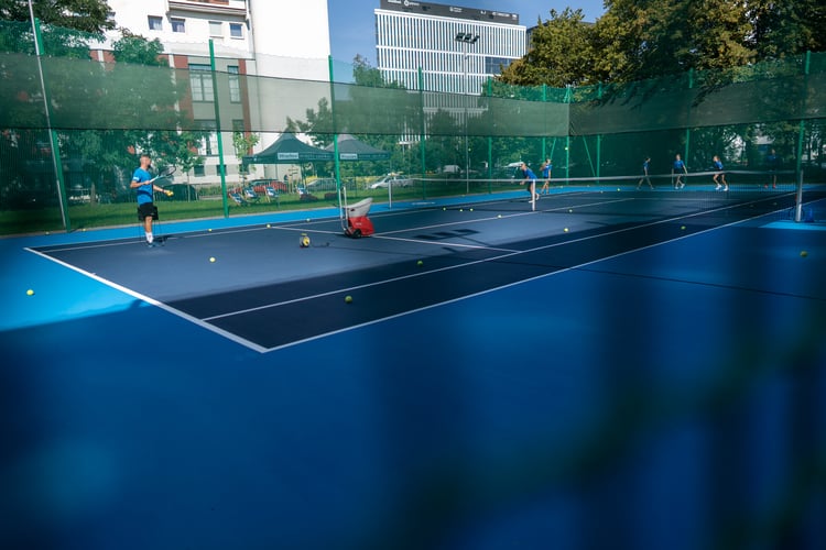 Piknik sportowy przy ulicy Trwałej z okazji udostępnia mieszkańcom nowych kort&oacute;w tenisowych
