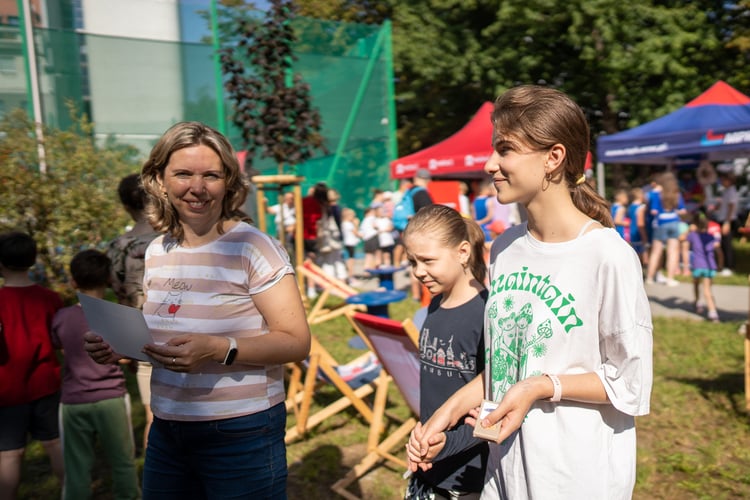 Piknik sportowy przy ulicy Trwałej z okazji udostępnia mieszkańcom nowych kort&oacute;w tenisowych