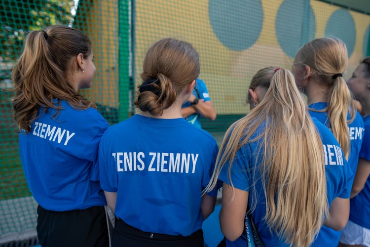 Piknik sportowy przy ulicy Trwałej z okazji udostępnia mieszkańcom nowych kort&oacute;w tenisowych