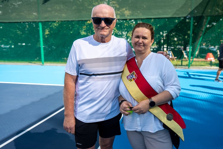 Piknik sportowy przy ulicy Trwałej z okazji udostępnia mieszkańcom nowych kort&oacute;w tenisowych