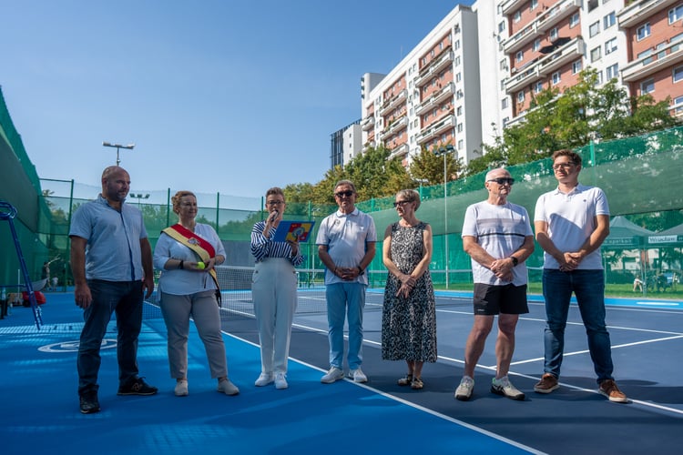 Piknik sportowy przy ulicy Trwałej z okazji udostępnia mieszkańcom nowych kort&oacute;w tenisowych