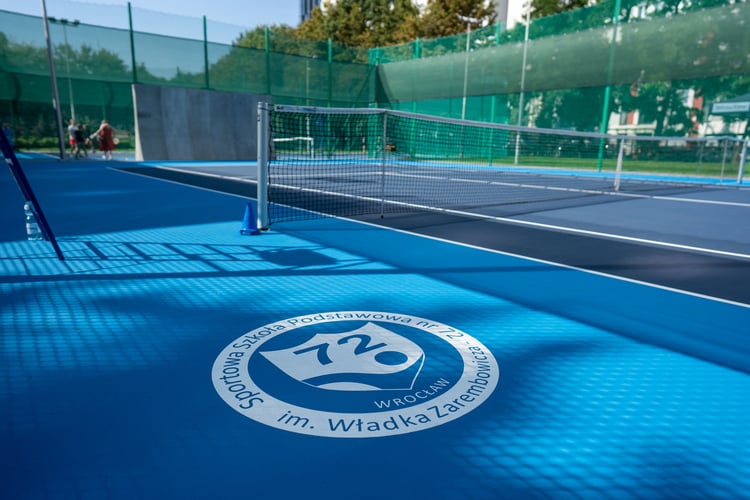 Piknik sportowy przy ulicy Trwałej z okazji udostępnia mieszkańcom nowych kort&oacute;w tenisowych