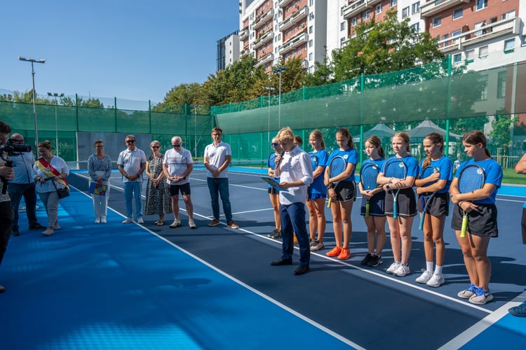 Piknik sportowy przy ulicy Trwałej z okazji udostępnia mieszkańcom nowych kort&oacute;w tenisowych