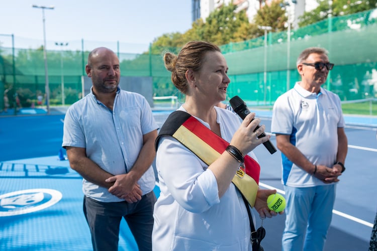 Piknik sportowy przy ulicy Trwałej z okazji udostępnia mieszkańcom nowych kort&oacute;w tenisowych