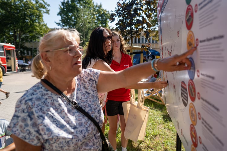 Piknik sportowy przy ulicy Trwałej z okazji udostępnia mieszkańcom nowych kort&oacute;w tenisowych
