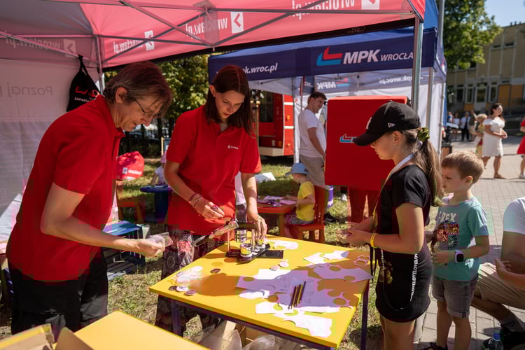 Piknik sportowy przy ulicy Trwałej z okazji udostępnia mieszkańcom nowych kort&oacute;w tenisowych