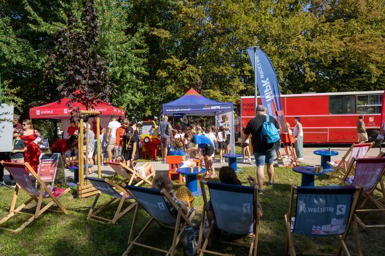 Piknik sportowy przy ulicy Trwałej z okazji udostępnia mieszkańcom nowych kort&oacute;w tenisowych